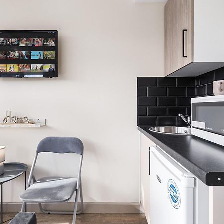 Serviced Ensuite Modern Studio - Sleeps 2 - Near Wembley Stadium - Good Transport Link To Central London - Harrow Ha3 Hatch End Exterior photo