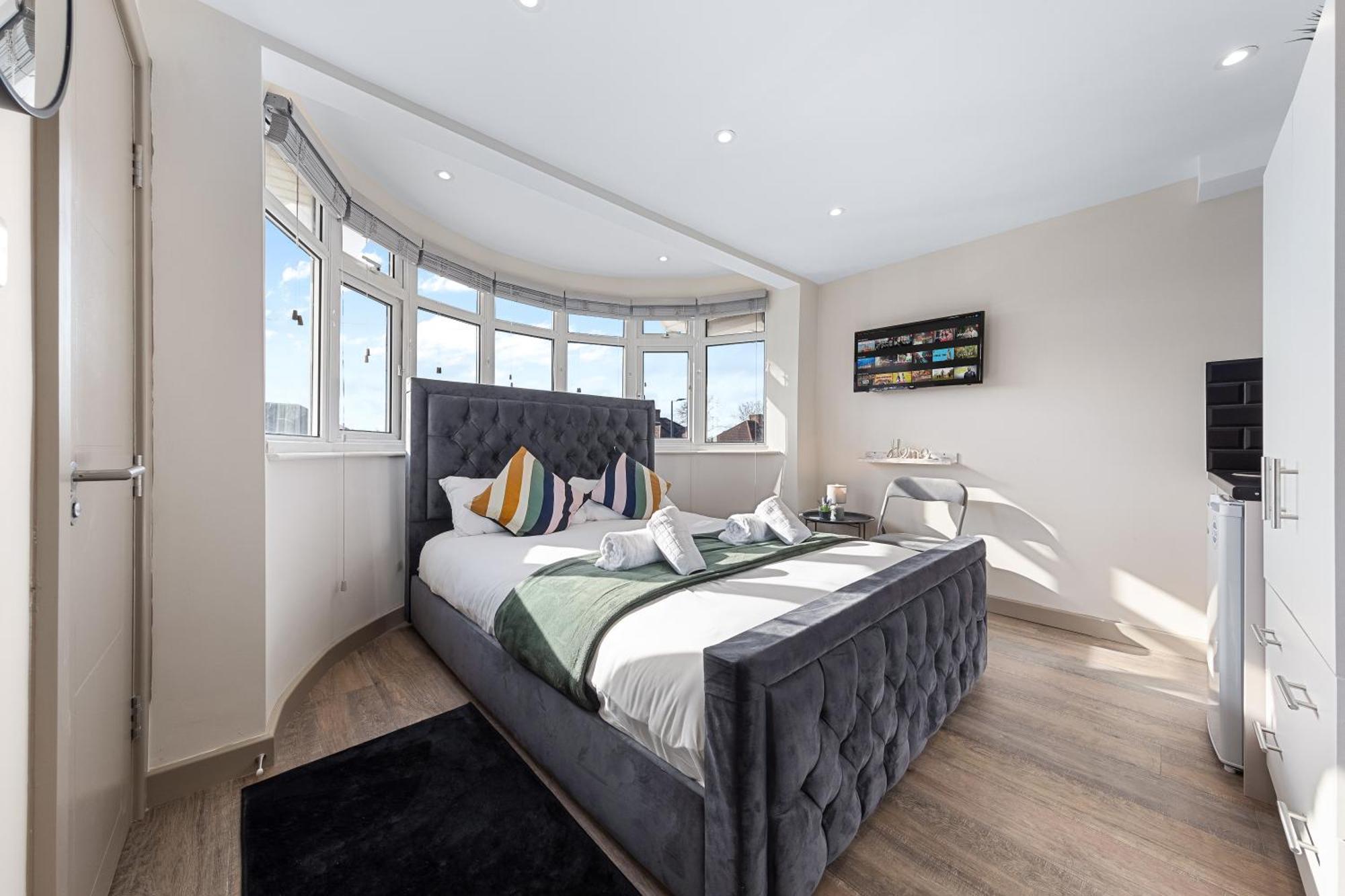 Serviced Ensuite Modern Studio - Sleeps 2 - Near Wembley Stadium - Good Transport Link To Central London - Harrow Ha3 Hatch End Exterior photo